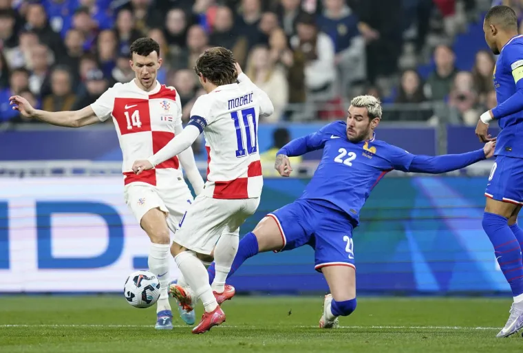 Show hrvatskih navijača: Oduševili bakljadom i porukom za našeg Jean-Michel Nicoliera