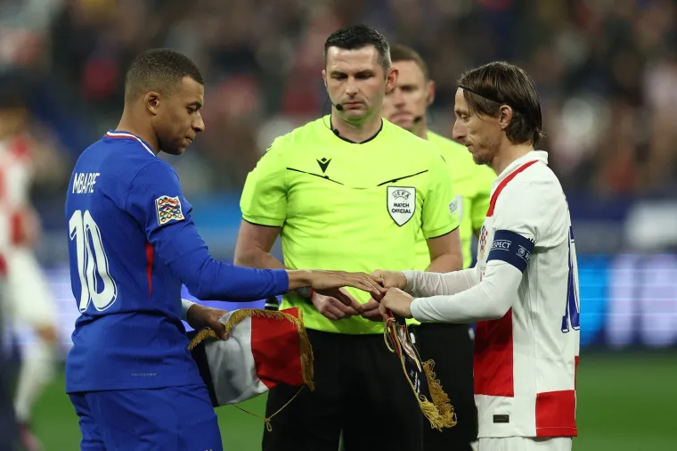 Show hrvatskih navijača: Oduševili bakljadom i porukom za našeg Jean-Michel Nicoliera