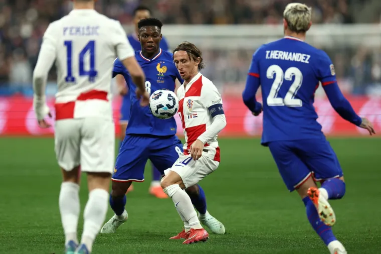 Show hrvatskih navijača: Oduševili bakljadom i porukom za našeg Jean-Michel Nicoliera