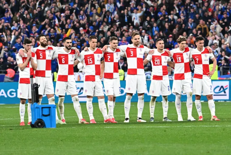 Hrvatska gleda izvođenje penala, a Petar Sučić se moli da Livaković obrani. 