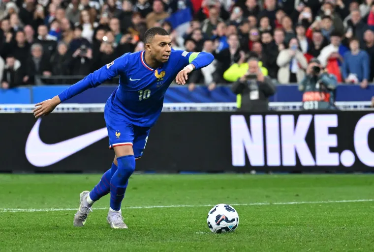 Kylian Mbappé puca penal. 