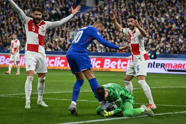 Livaković se čvrsto držao za loptu, a Mbappé je kopačkom pokušavao do nje.