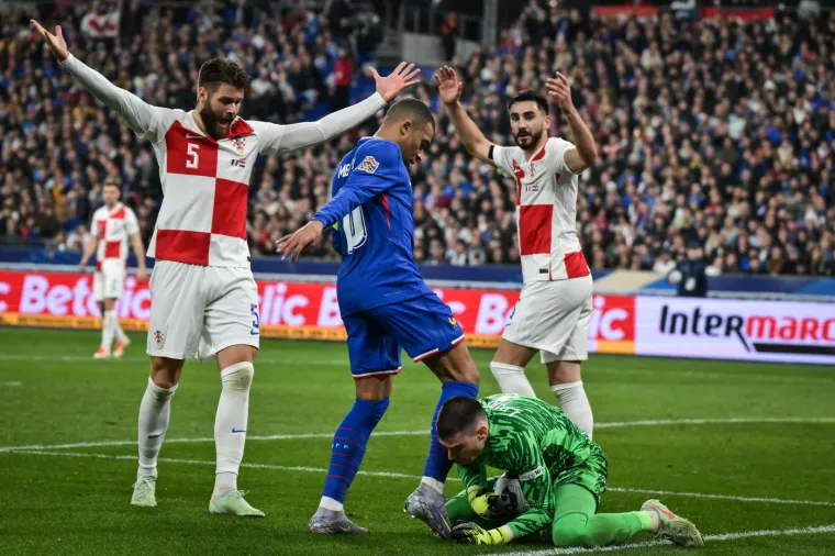 Kako Mbappé nije popuštao s udarcima prema Livakoviću, u pomoć su mu došli Duje Ćaleta-Car i Josip Šutalo koji su odmah digli ruke u zrak ne bi li sudac napokon reagirao na ono što se događa.
