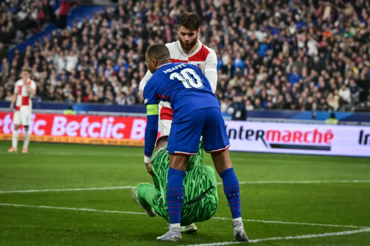 Mbappé, ne bi li spriječio sučevu reakciju, odmah je počeo podizati Livakovića, ali je to toliko grubo radio da je izgledalo kao da ga razbacuje po terenu. 