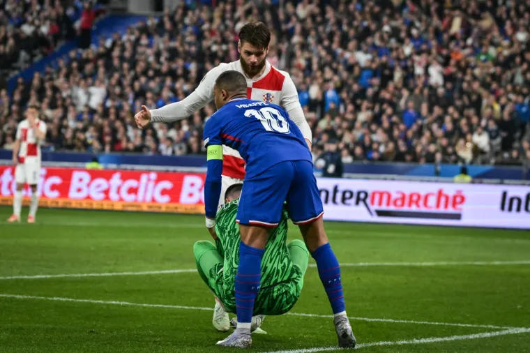 Mbappé nije prestajao, zgrabio je Livakovića i podignuo ga nekoliko puta