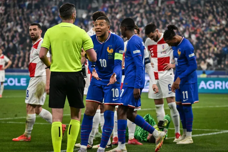 Nakon svega što je napravio, toliko nesportsko ponašanje, Mbappé se još udostojio žaliti na sučevu odluku, dok je ona bila tek žuti karton...