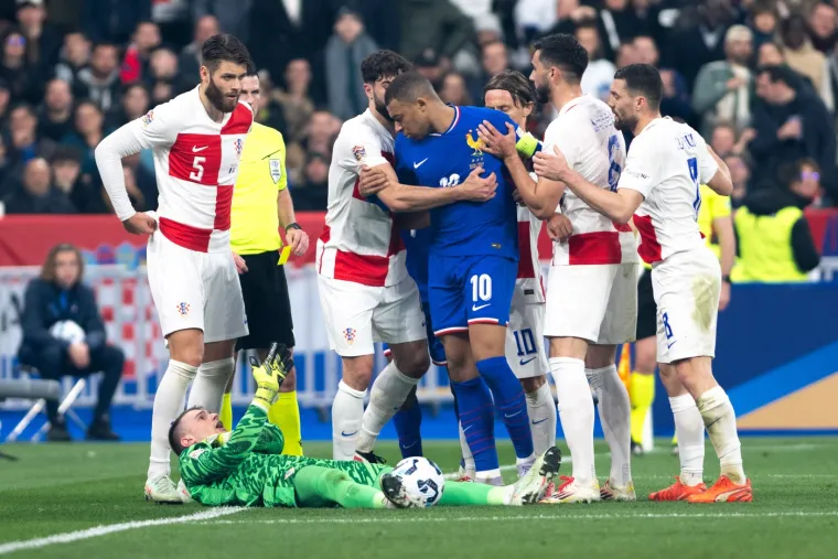 Brutalan napad Mbappéa: Nastavio šutirati Livakovića koji je ležao na travi