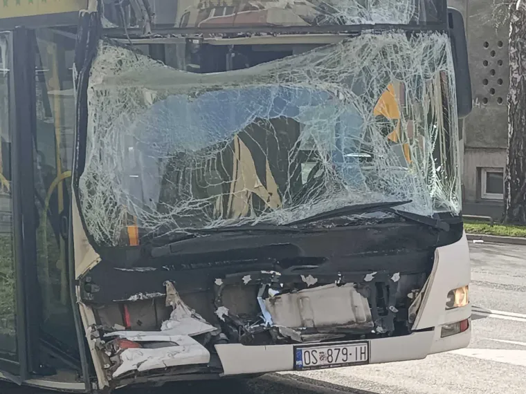 Smrskan gradski autobus, deseci ozlijeđenih. Ranojutarnji užas u Osijeku