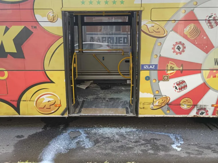 Smrskan gradski autobus, deseci ozlijeđenih. Ranojutarnji užas u Osijeku
