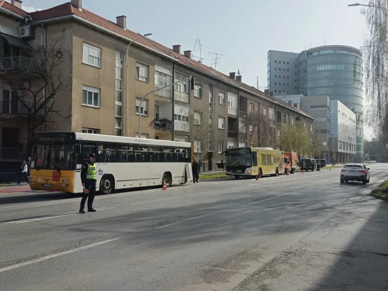 Smrskan gradski autobus, deseci ozlijeđenih. Ranojutarnji užas u Osijeku