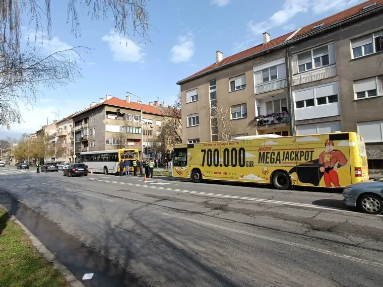 Smrskan gradski autobus, deseci ozlijeđenih. Ranojutarnji užas u Osijeku