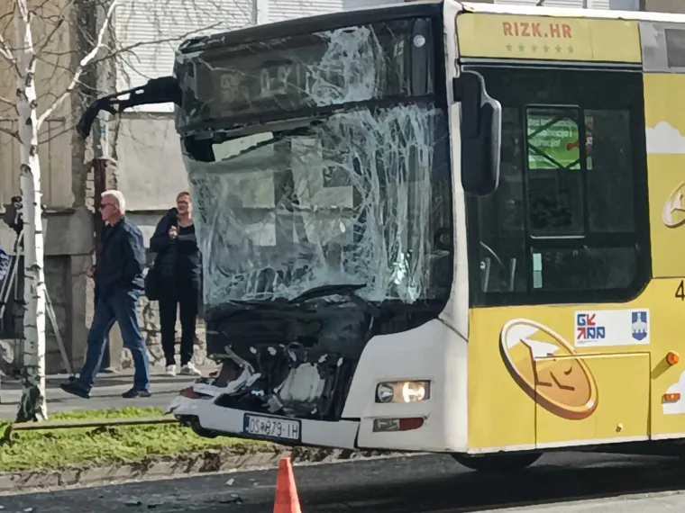 Smrskan gradski autobus, deseci ozlijeđenih. Ranojutarnji užas u Osijeku