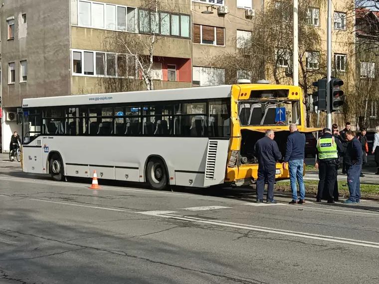 Smrskan gradski autobus, deseci ozlijeđenih. Ranojutarnji užas u Osijeku