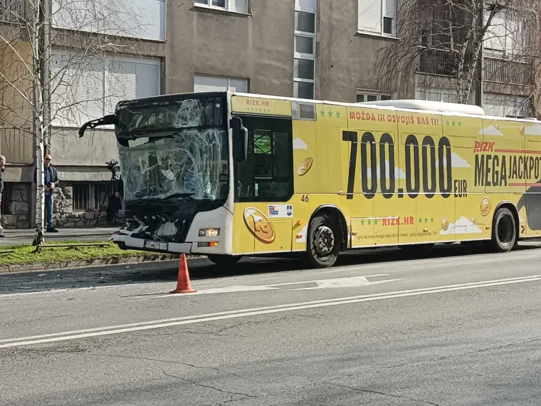 Smrskan gradski autobus, deseci ozlijeđenih. Ranojutarnji užas u Osijeku