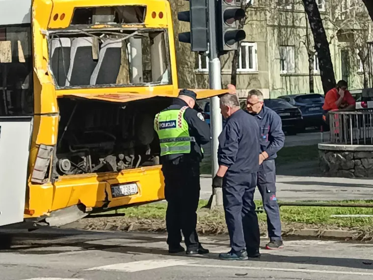 Smrskan gradski autobus, deseci ozlijeđenih. Ranojutarnji užas u Osijeku