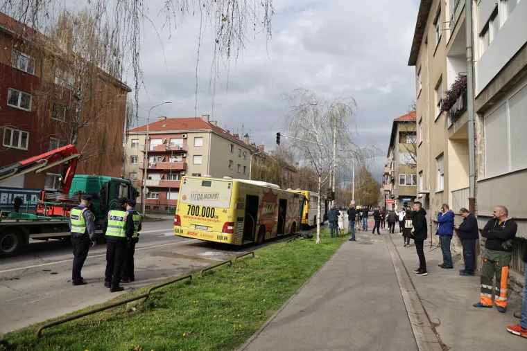 Smrskan gradski autobus, deseci ozlijeđenih. Ranojutarnji užas u Osijeku