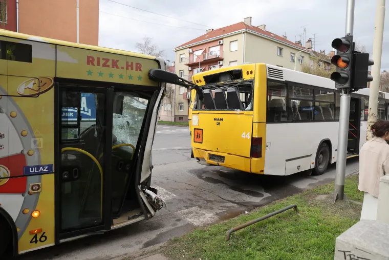 Smrskan gradski autobus, deseci ozlijeđenih. Ranojutarnji užas u Osijeku