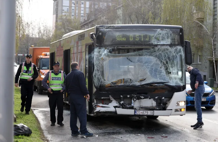Smrskan gradski autobus, deseci ozlijeđenih. Ranojutarnji užas u Osijeku
