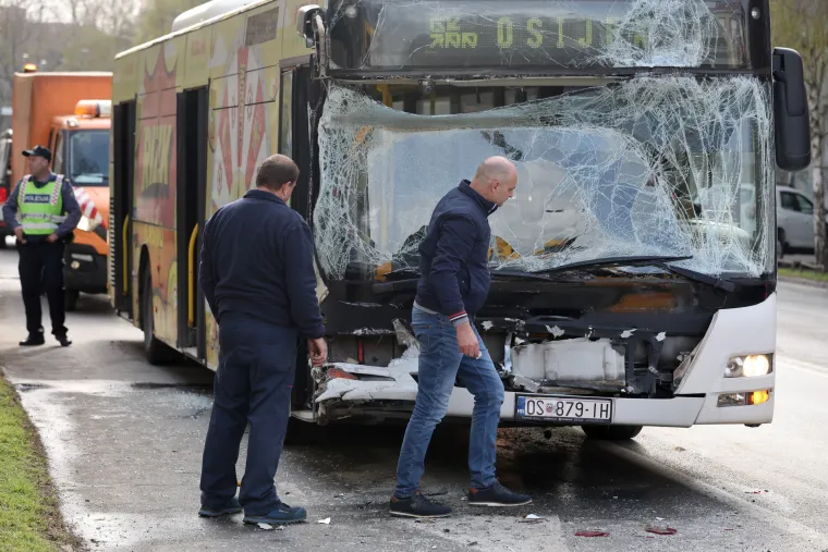 Smrskan gradski autobus, deseci ozlijeđenih. Ranojutarnji užas u Osijeku