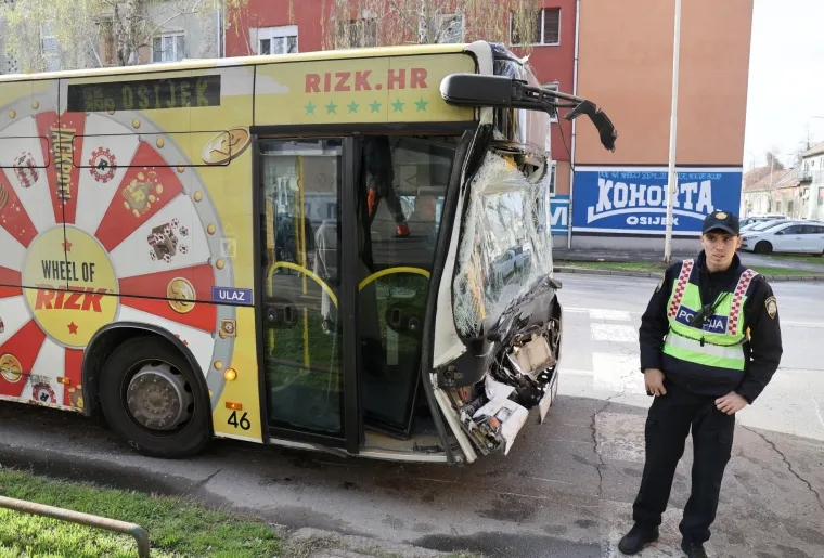 Smrskan gradski autobus, deseci ozlijeđenih. Ranojutarnji užas u Osijeku