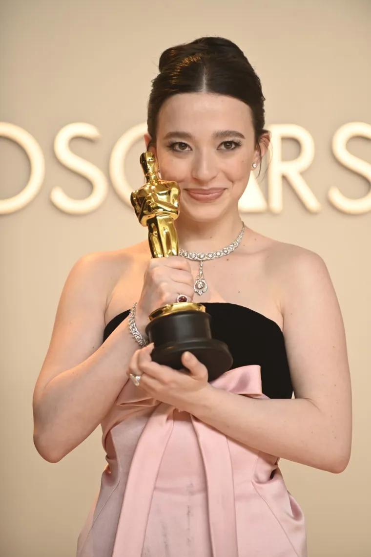 Na ovogodišnjim Oscarima osvojila je prestižnu nagradu u kategoriji za najbolju žensku ulogu, čime je nadmašila poznate glumice poput Demi Moore i Cythije Erivo. 