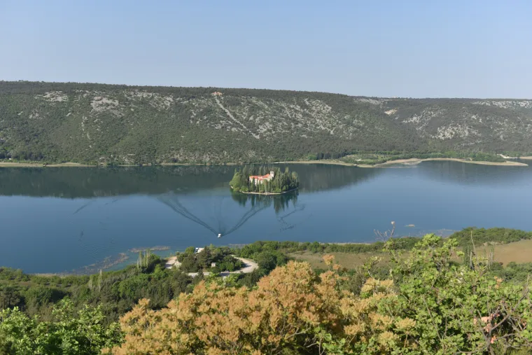 Jezero je zaista pravo čudo prirode. Na sjevernoj obali, rijeka Krka oblikuje jedno od svojih najimpresivnijih slapišta – Roški slap. Ovaj slap je šesti, ili predzadnji vodopad na rijeci Krki i savršen je ulaz u jezero Visovac. Na suprotnom kraju, na jugozapadnom izlazu, smjestio se Skradinski Buk, najveće sedreno slapište na rijeci Krki, koje je prava prirodna atrakcija.