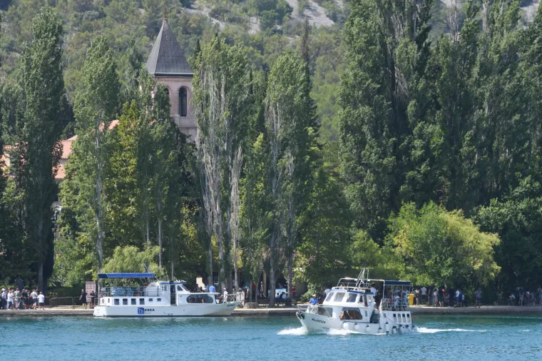 Visovačko jezero je podijeljeno kanjonom Među gredama na dva dijela: gornje jezero, dugo oko oko 1 kilometar, i donje jezero koje je dulje, do 3,5 kilometara, a na kojem se prostire veličanstveni otok Visovac. Ovaj otok, smješten u mirnim vodama jezera, pravi je raj za sve ljubitelje prirode i povijesti.