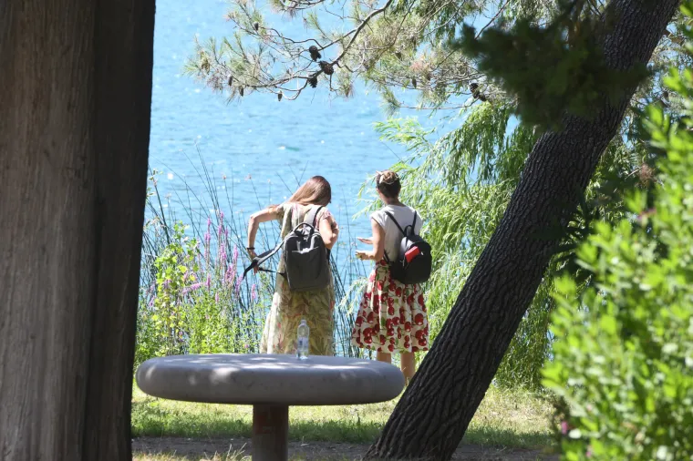 Visovac nije samo prirodni fenomen, već i kulturno i povijesno bogatstvo. Na ovom otočiću smješten je franjevački samostan iz 17. stoljeća, koji se ponosi vrijednom zbirkom knjiga, umjetničkih djela i drugih važnih povijesnih dokumenata. 