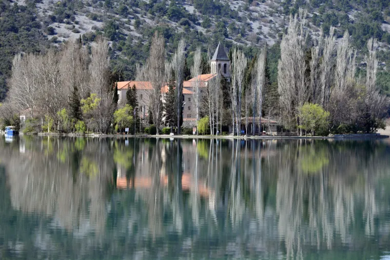Bajkoviti otok u srcu Krke: Hrvatski dragulj od kojeg zastaje dah