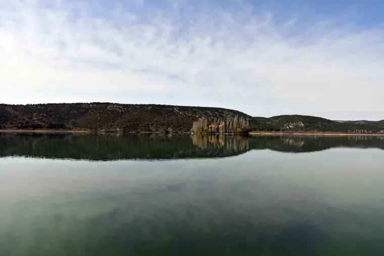 Bajkoviti otok u srcu Krke: Hrvatski dragulj od kojeg zastaje dah