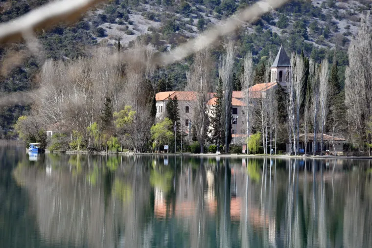 Bajkoviti otok u srcu Krke: Hrvatski dragulj od kojeg zastaje dah