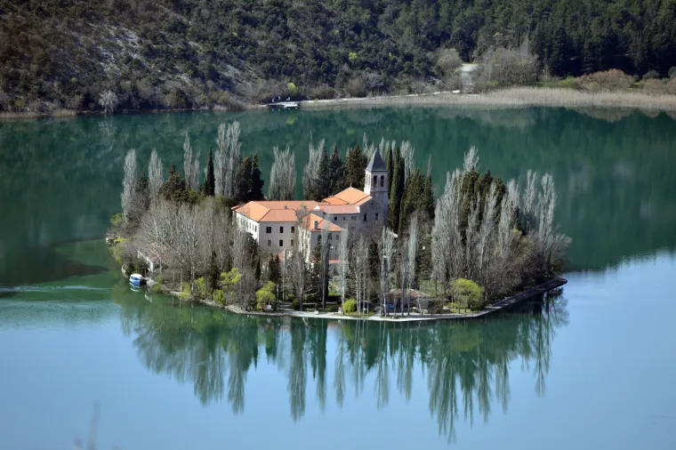 Bajkoviti otok u srcu Krke: Hrvatski dragulj od kojeg zastaje dah