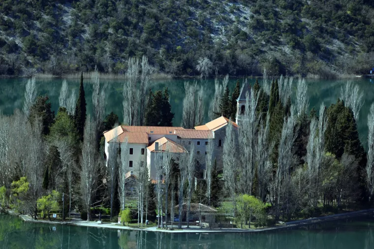 Bajkoviti otok u srcu Krke: Hrvatski dragulj od kojeg zastaje dah