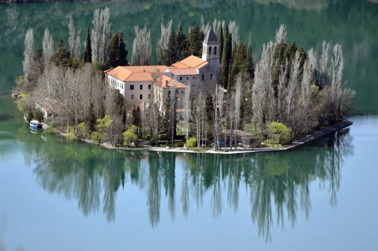 Bajkoviti otok u srcu Krke: Hrvatski dragulj od kojeg zastaje dah