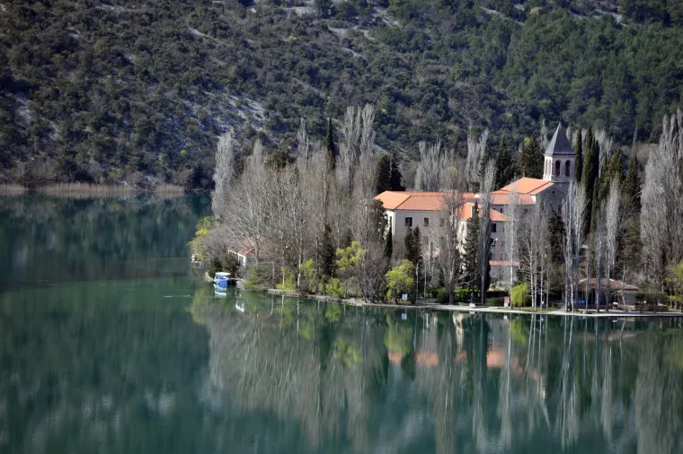 Bajkoviti otok u srcu Krke: Hrvatski dragulj od kojeg zastaje dah