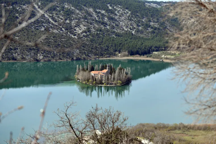 Bajkoviti otok u srcu Krke: Hrvatski dragulj od kojeg zastaje dah