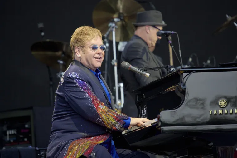 Elton John jedan je od najznačajnijih pjevača, a proslavio se pjesmama poput &quot;Your Song&quot;, &quot;Rocket Man (I Think It’s Going To Be a Long, Long Time)&quot; i &quot;Tiny Dancer&quot;. 
