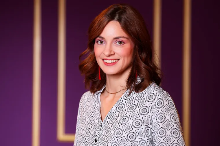 Irma je rođena u Sisku, proputovala je pola svijeta, govori četiri jezika i radila je u Portugalu, Londonu, Dubaiju i Brazilu, ali sada želi ne&scaron;to drugačije - ljubav koja će trajati. Traži &scaron;armantnog, otvorenog i neobičnog mu&scaron;karca, nekoga tko je spreman na život pun pustolovina, ali i mirnih trenutaka uz dobru knjigu. Ne smeta joj ako partner već ima dijete, a sama sanja o barem dvoje djece ili čak posvajanju.