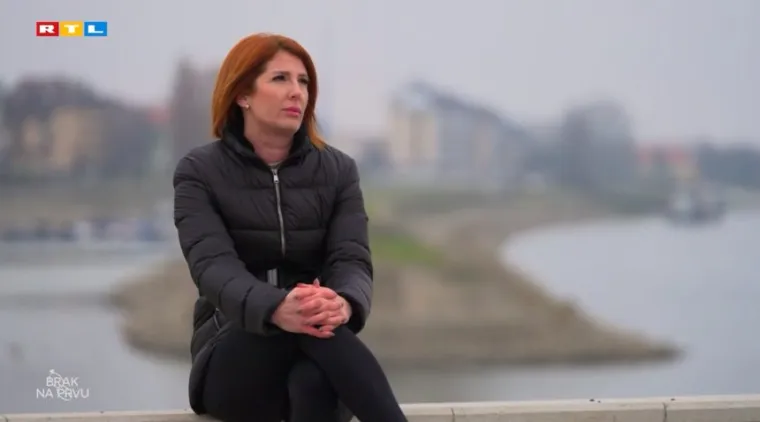 Voli vježbati, putovati, kuhati, izlaziti i družiti se s kćeri te traži partnera koji ima slične interese i kojem je obitelj bitna. Privlače je aktivni, pametni i plavokosi mu&scaron;karci i važno joj je da je uredan i, kako nagla&scaron;ava, da zna &scaron;to želi od života.