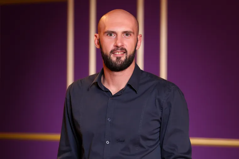 Beograđanin Marko stiže u petu sezonu sociolo&scaron;kog eksperimenta "Brak na prvu" kako bi prona&scaron;ao aktivnu partnericu s kojom bi mogao dijeliti život. 