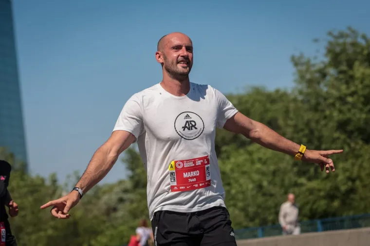 Ni&scaron;ta manje važno nije ni to da je njegova odabranica romantična du&scaron;a, ba&scaron; poput njega: "Volim poklanjati pažnju malim gestama, iznenađenjima i komplimentima, ali i iskrenom komunikacijom, otvorenim izražavanjem emocija i planiranjem zajedničkog vremena", priznaje Marko i otvoreno dodaje: "Moja partnerica bi trebala biti poput mog najboljeg prijatelja - da s njom mogu podijeliti dobro i lo&scaron;e, da me razumije i podržava te da mi može dati savjet kad mi je potreban."