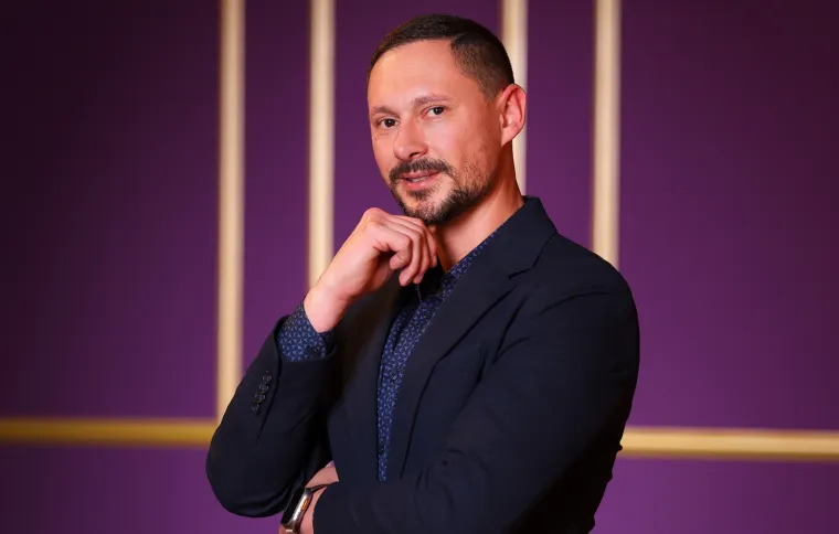 Strastveni fotograf, zaljubljenik u prirodu i romantik u du&scaron;i, 38-godi&scaron;nji Igor ulazi u petu sezonu 'Braka na prvu' u nadi da će pronaći partnericu s kojom će dijeliti i ljubav i životne avanture. Njegova idealna partnerica je mlađa, vedra, aktivna, ali najvažnije - emotivno, fizički i intelektualno povezana s njim. Izgled mu nije presudan, ali voli kad žena drži do sebe. Želi brak, djecu i obitelj. Iskreno priznaje kako je za njega ulazak u 'Brak na prvu' veliki skok u nepoznato, no možda ga ba&scaron; u ovom sociolo&scaron;kom eksperimentu čeka prava osoba.