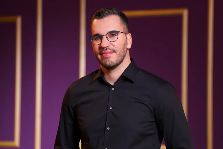 Franjo ulazi u petu sezonu 'Braka na prvu' spreman napokon prijeći vlastite granice i prepustiti se ženi koja će ga osvojiti. Franjo kaže da je njegova idealna partnerica poput Jelene Rozge, vesela i energična plavu&scaron;a s karizmom koja osvaja. No nije sve samo u izgledu - 34-godi&scaron;njak traži ne&scaron;to dublje, nekoga tko će mu pokazati da ozbiljna veza ne znači gubitak slobode.