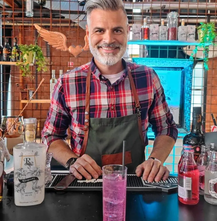 Hrvoje za sebe kaže da voli isprobavati nove stvari i doživljaje, otkriva da nije osoba koja se vidi kako radi u uredu te mu odgovara posao u kafiću, a uz to, bavi se i proizvodnjom nagrađivanog džina. Velika strast su mu i satovi, koje čak sam i sastavlja.