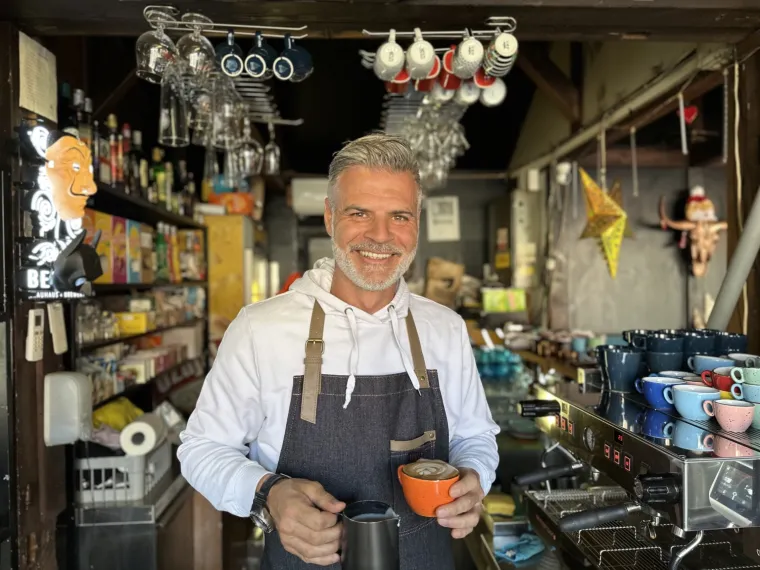 U slobodno vrijeme 47-godi&scaron;njak voli ići u teretanu kako bi ostao u formi, družiti se s prijateljima, izlaziti i plesati te nagla&scaron;ava kako nije tip osobe koja će zbog partnerice zanemariti prijatelje.