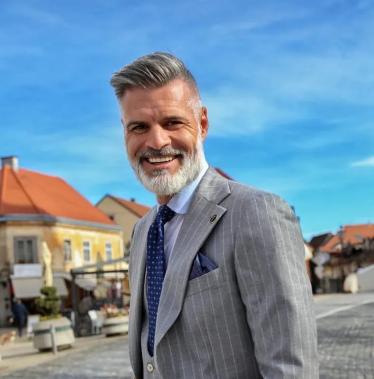 Priznaje da je vizualna osoba i kod ljep&scaron;eg spola prvo primijeti zube i ruke te preferira žene prirodnog izgleda. Važno mu je da je partnerica samostalna, da ima svoje ciljeve, svoje prijatelje i hobije - Hrvoje daje partnerici slobodu, a isto traži i od nje stoga mu je povjerenje iznimno važno.