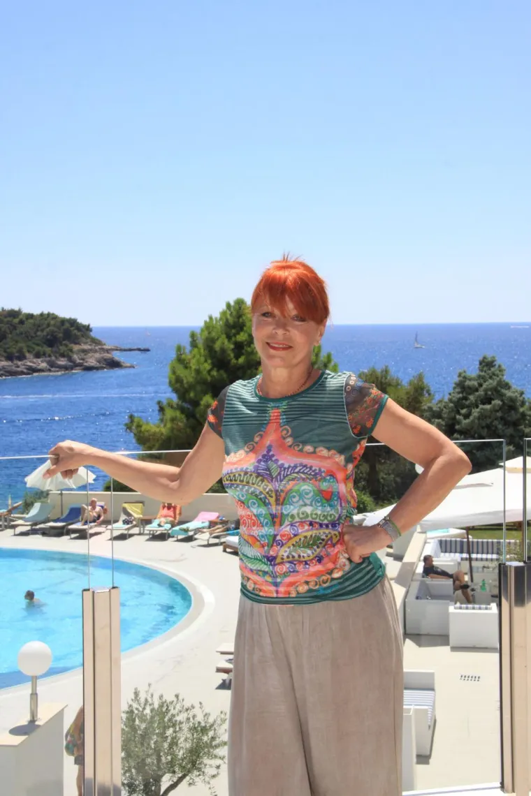 Neda Arnerić bila je u tri braka. Prvi suprug bio joj je redatelj Dejan Karaklajić, a drugi 32 godine stariji glumac Rade Marković. 