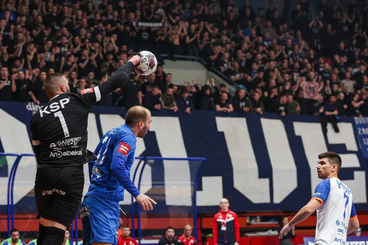 Dinamo je poveo pred kraj prvog poluvremena, nakon čega je Torcida izjednačila pa preokrenula.