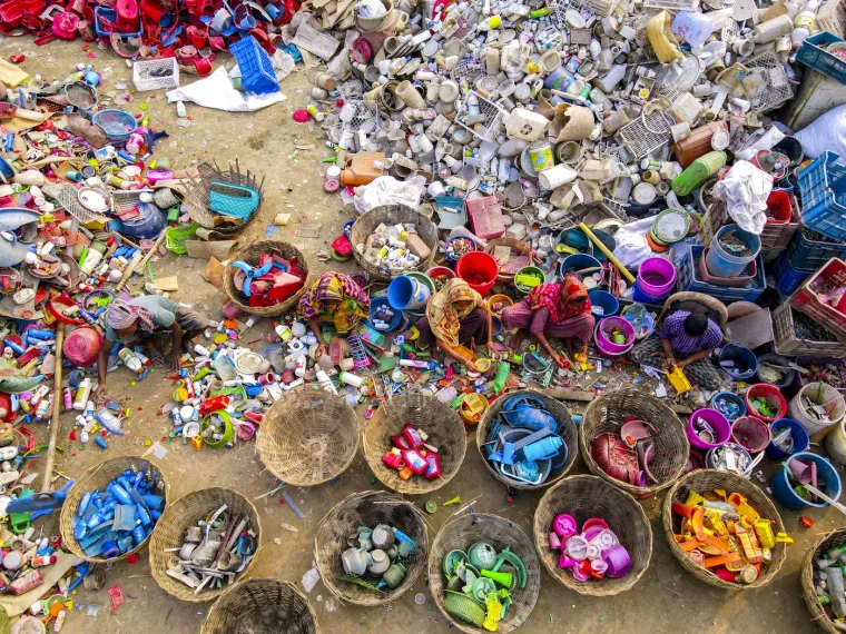 Usitnjena plastika, koja se topi i preoblikuje u nove proizvode, često gubi na kvaliteti, što smanjuje njezinu dugovječnost i povećava količinu otpada koji završava u okolišu.