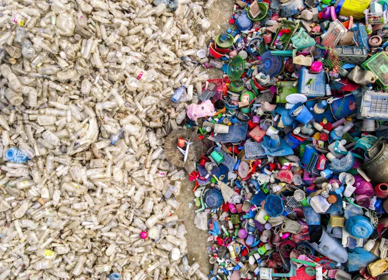 U mnogim azijskim zemljama, uključujući Bangladeš, neformalni sektor ima ključnu ulogu u recikliranju plastike, gdje mikro-poduzetnici, često uz podršku nevladinih organizacija, prikupljaju, razvrstavaju i obrađuju plastični otpad. Iako njihov rad doprinosi smanjenju plastičnog otpada i poboljšanju okoliša, poduzetnici se suočavaju s brojnim izazovima, poput loših radnih uvjeta, opasnosti po zdravlje zbog niskokvalitetnih reciklažnih metoda te nepostojanja adekvatne infrastrukture i poticaja od strane vlada.